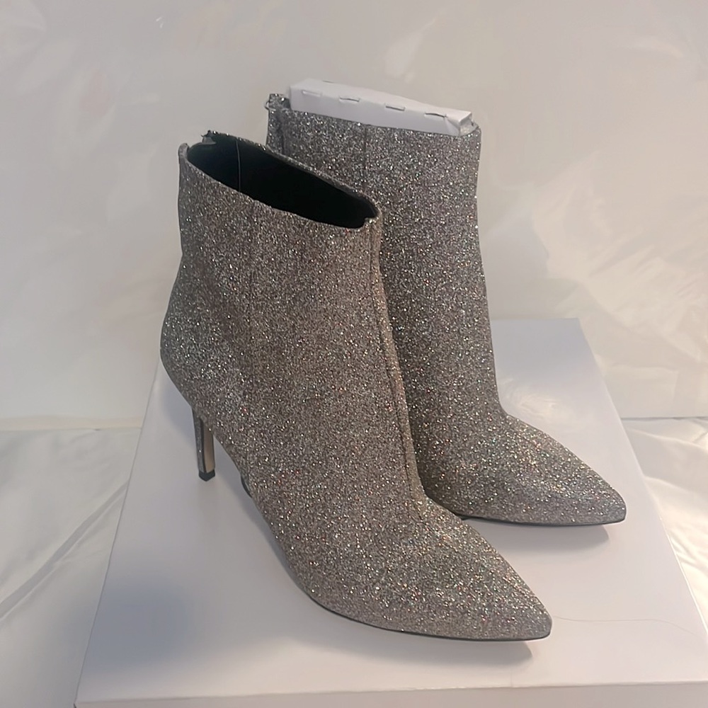 Beautiful brand new silver Steve Madden bootie.
